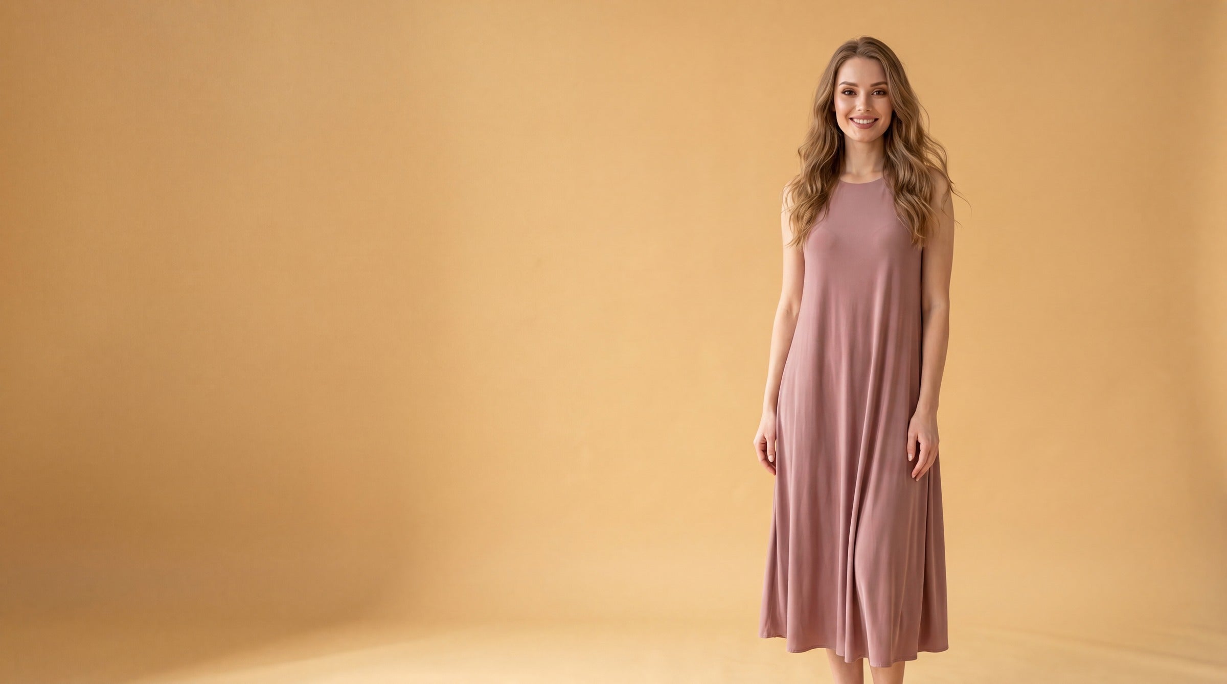 Elegancka kobieta w pudrowo-różowej sukience — Stylowa Dama